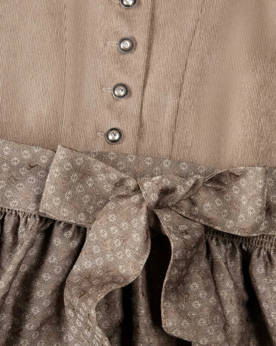 Emma Dirndl mit Schürze