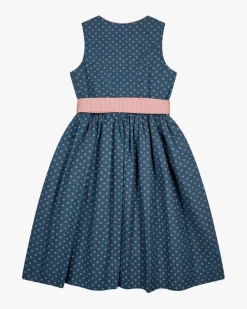 Magdalena Dirndl mit Schürze