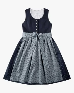 Magdalena Dirndl mit Schürze