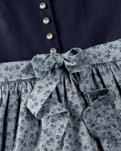 Magdalena Dirndl mit Schürze