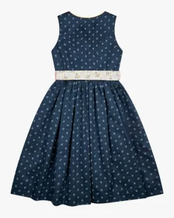 Magdalena Dirndl mit Schürze