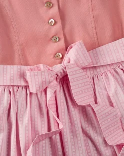 Magdalena Dirndl mit Schürze