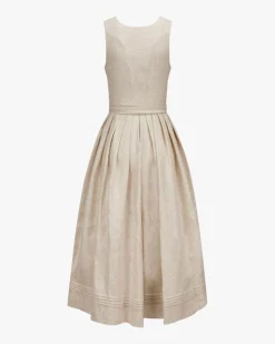 Monika Dirndl lang mit Leinenschürze