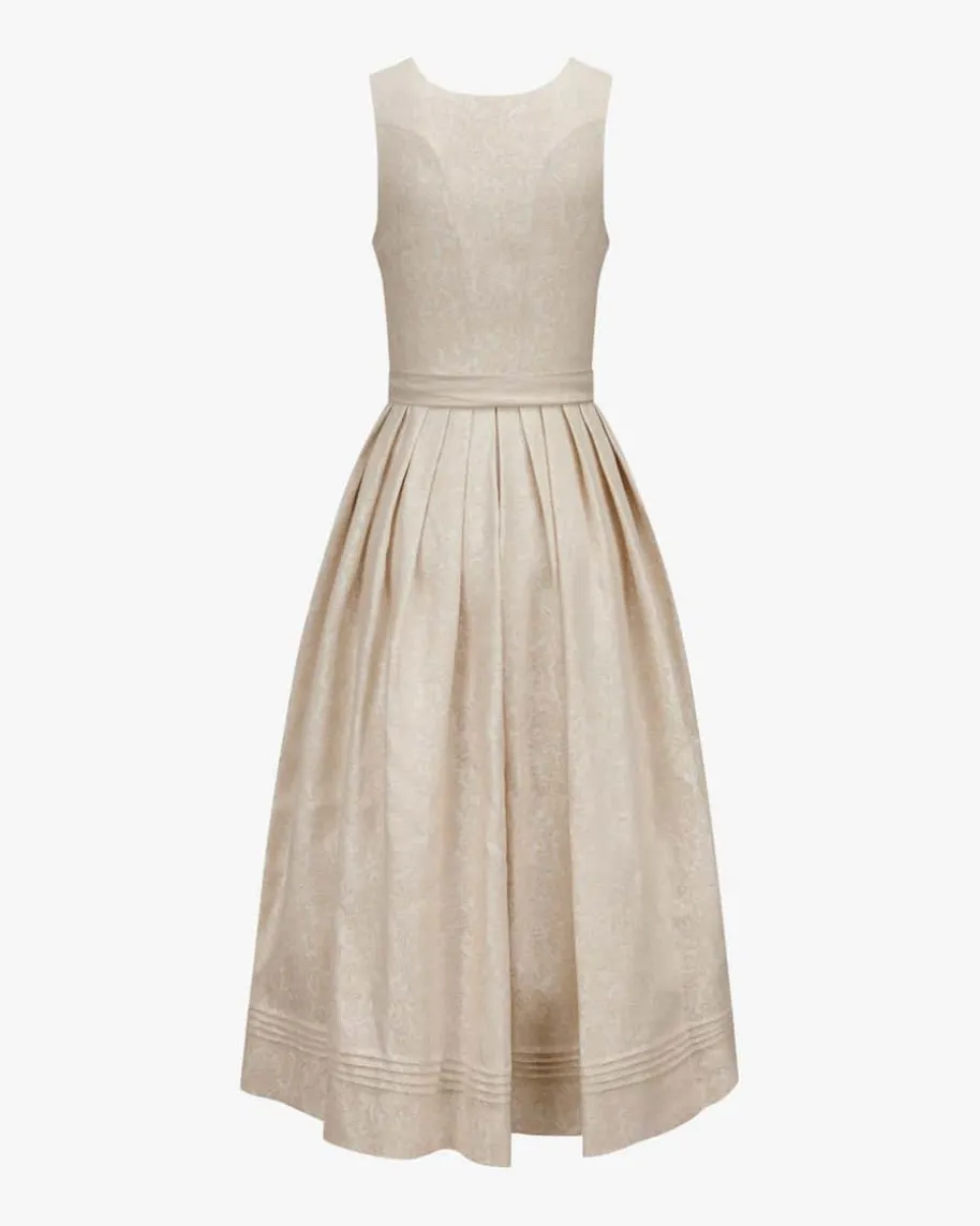 Monika Dirndl lang mit Leinenschürze