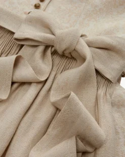 Monika Dirndl lang mit Leinenschürze