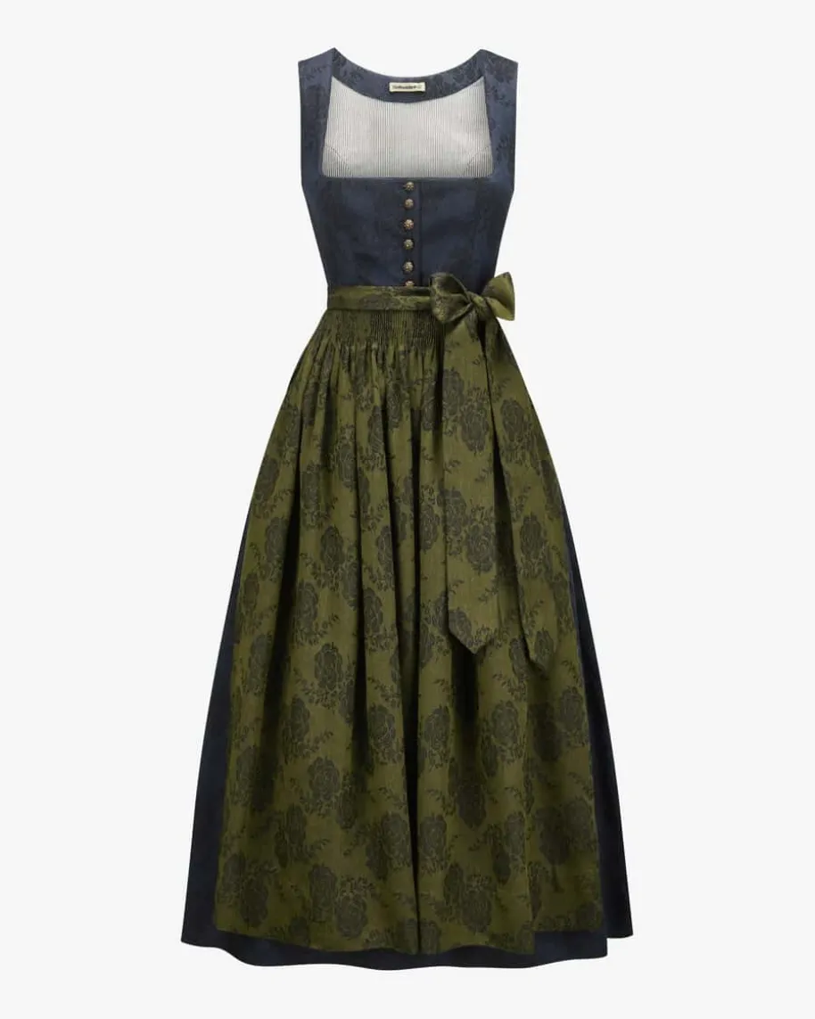 Monika Dirndl lang mit Schürze