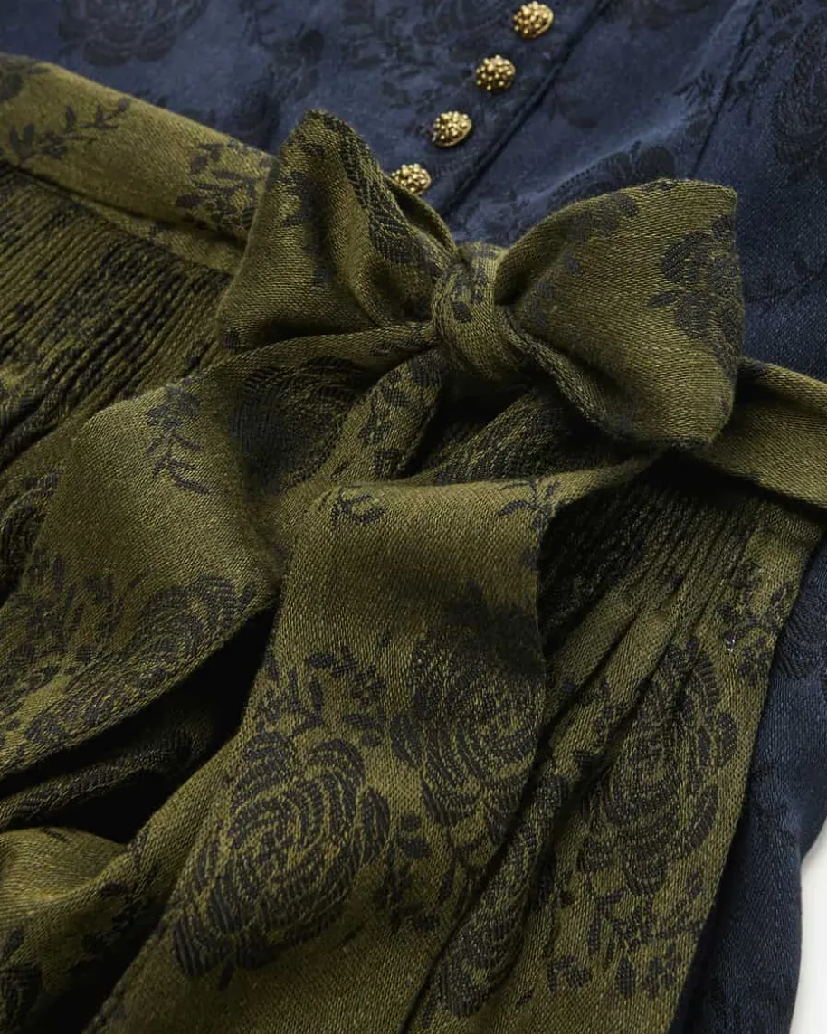 Monika Dirndl lang mit Schürze