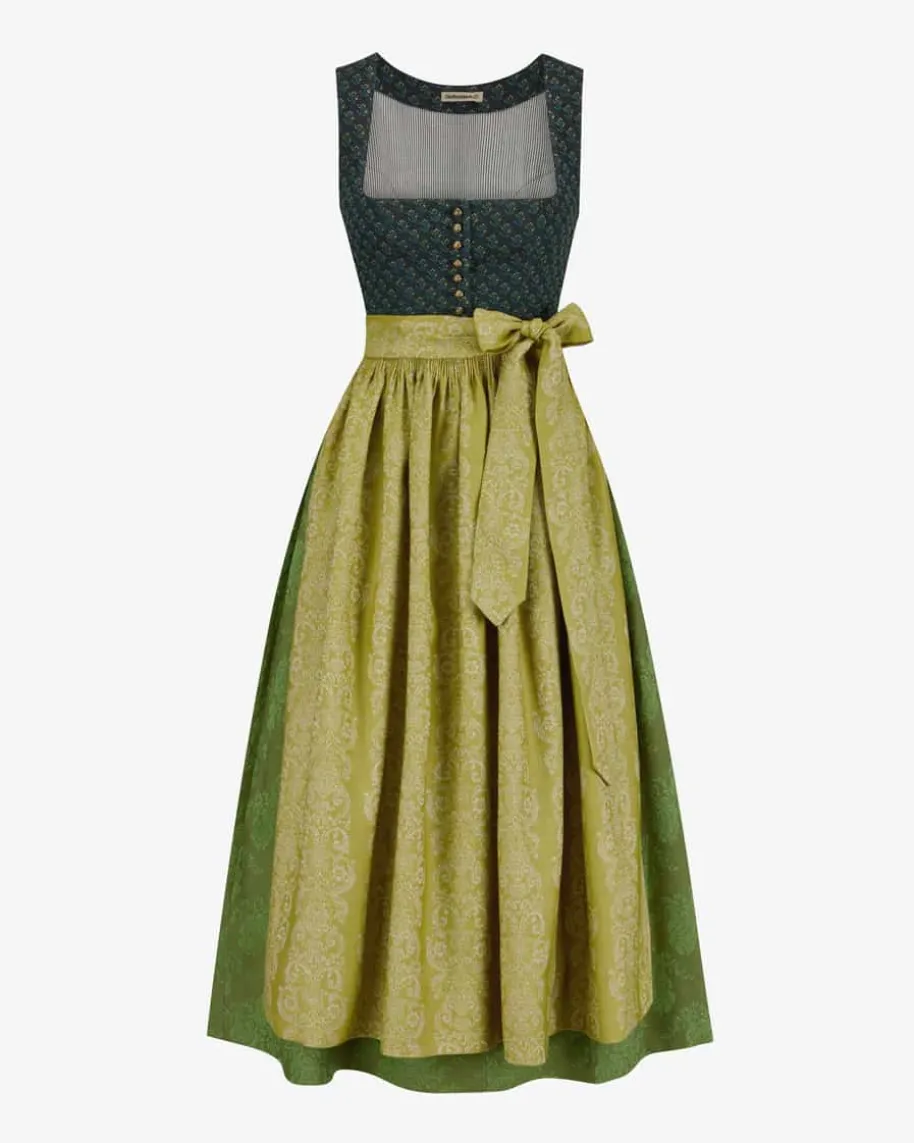 Monika Dirndl lang mit Schürze