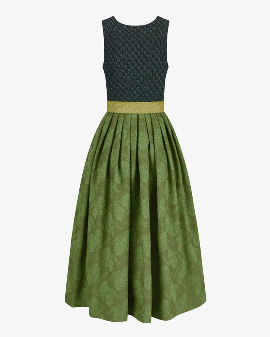 Monika Dirndl lang mit Schürze