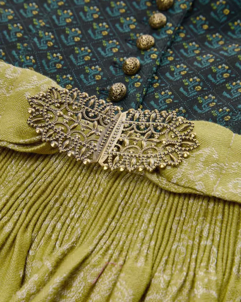 Monika Dirndl lang mit Schürze