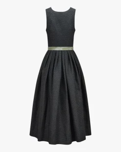 Monika Dirndl lang mit Schürze